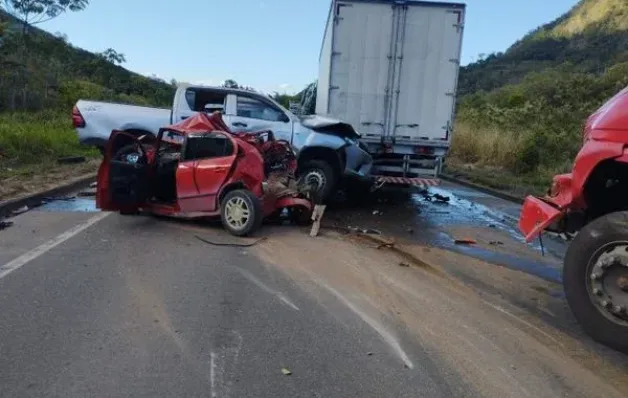 Acidente entre carro, caminhonete e caminhão interdita a BR 259 em João Neiva