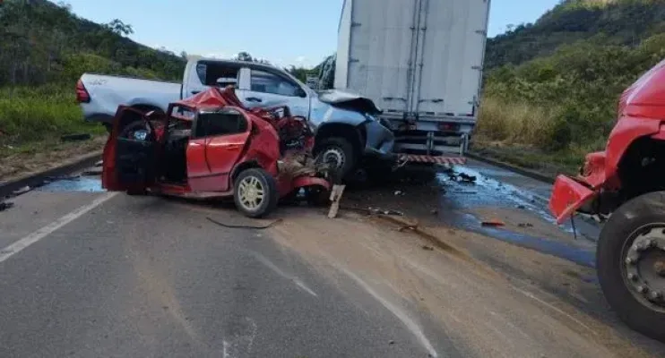 Acidente entre carro, caminhonete e caminhão interdita a BR 259 em João Neiva