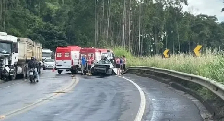 Acidente entre carro e carreta mata criança de 9 anos e motorista na BR-259, no ES