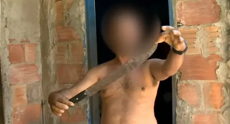 Adolescente leva golpes de facão em briga com o pai em Cariacica, no ES