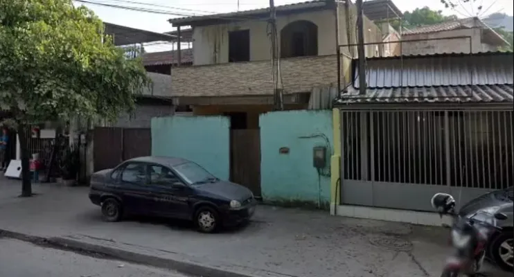 Adolescente mata pais a marteladas, sai para lanchar e volta para incendiar quarto onde corpos estavam