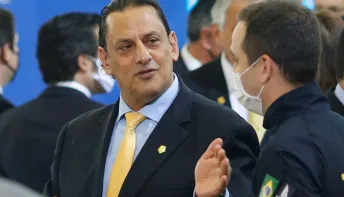 Advogado de Bolsonaro recomprou Rolex, mas deve condomínio e IPTU