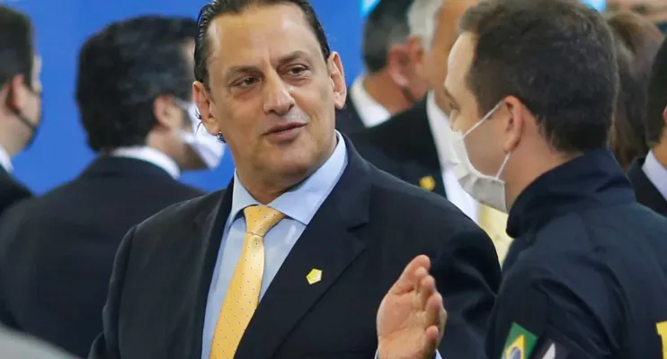 Advogado de Bolsonaro recomprou Rolex, mas deve condomínio e IPTU