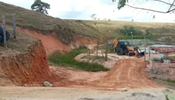 Agricultores de Montanha recebem atendimento da Prefeitura para conter a seca em sua propriedade
