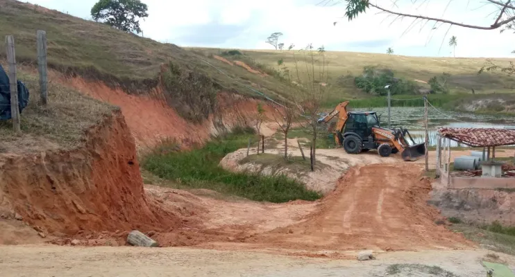 Agricultores de Montanha recebem atendimento da Prefeitura para conter a seca em sua propriedade