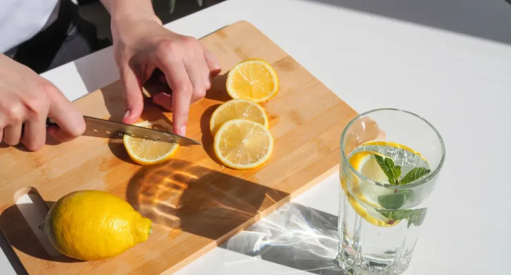 Água com limão: benefícios para o sistema digestivo e a saúde geral