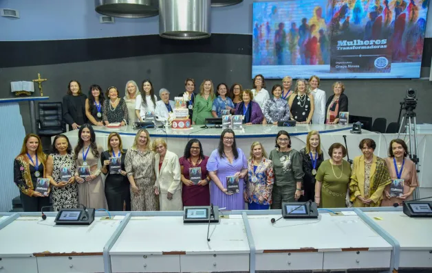 AJEB-ES lança a coletânea “Mulheres Transformadoras” na Bienal de São Paulo