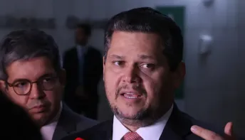 Alcolumbre mantém PEC 6x1 travada em semana esvaziada no Senado