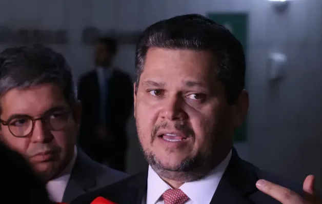 Alcolumbre mantém PEC 6x1 travada em semana esvaziada no Senado