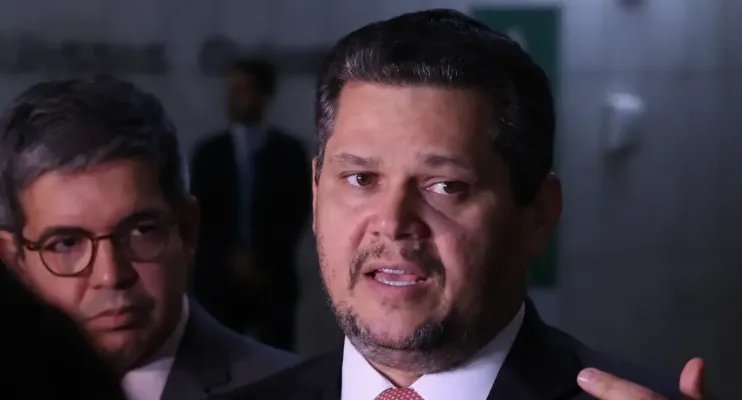 Alcolumbre mantém PEC 6x1 travada em semana esvaziada no Senado