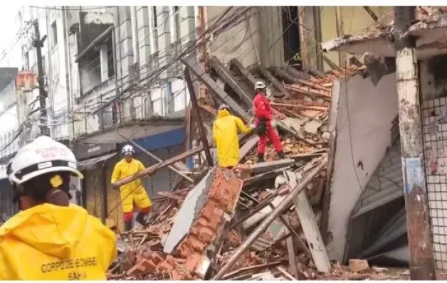 Alerta máximo, sirenes e desabamentos: chuva em Salvador é 3x o esperado no mês