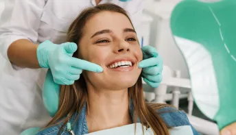 Alimentos (e uma bebida) que mancham os dentes e muitos não sabem