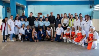 Alunos de escola cívico-militar de Vila Velha também recebem uniforme