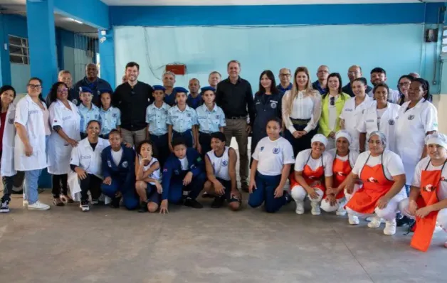Alunos de escola cívico-militar de Vila Velha também recebem uniforme