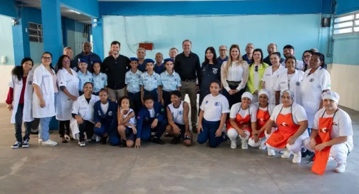 Alunos de escola cívico-militar de Vila Velha também recebem uniforme