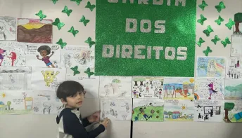 Alunos de escola pública de Vitória comemoram o Dia das Crianças com pintura de mural artístico