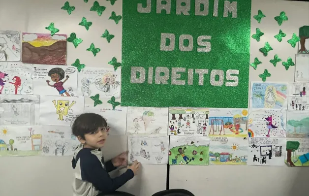 Alunos de escola pública de Vitória comemoram o Dia das Crianças com pintura de mural artístico