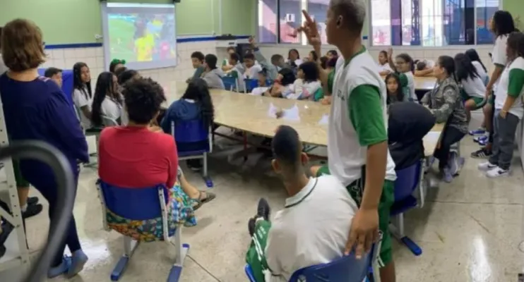 Alunos do Aureníria Pimentel vibram com vitória das meninas do Brasil na Copa do Mundo