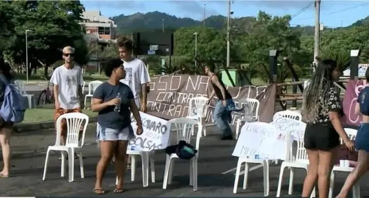 Alunos fazem protesto contra cortes de verbas nas universidades públicas e aulas são suspensas
