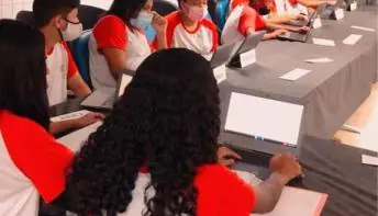 Alunos participam de aula interdisciplinar com os professores
