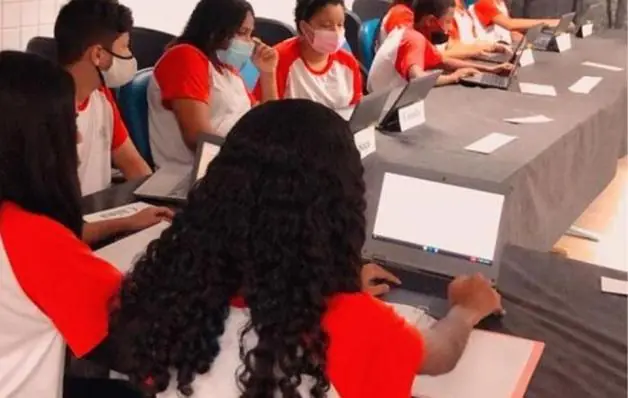 Alunos participam de aula interdisciplinar com os professores