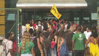 Alunos protestam em Brasília contra corte na educação