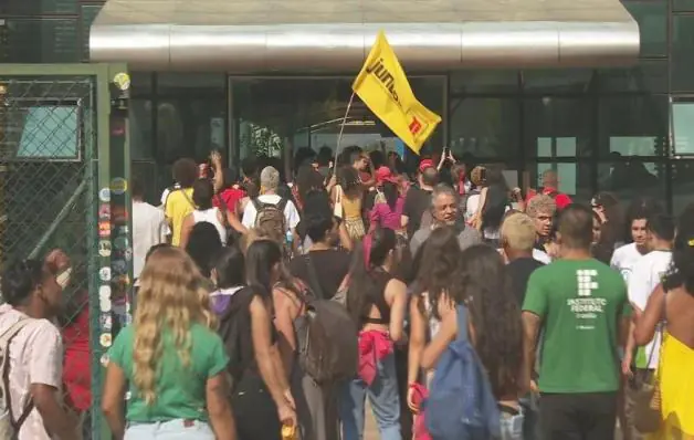 Alunos protestam em Brasília contra corte na educação