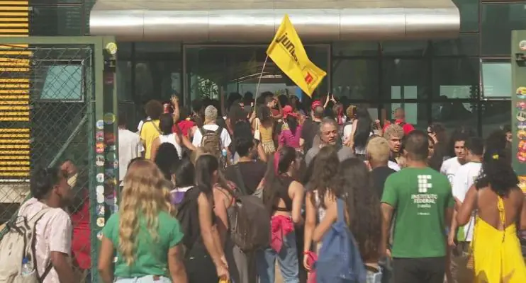 Alunos protestam em Brasília contra corte na educação