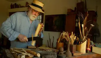 Alvaro Abreu celebra o fazer manual de colheres de bambu em livro de memórias