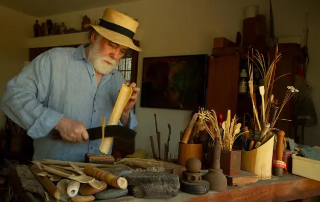 Alvaro Abreu celebra o fazer manual de colheres de bambu em livro de memórias