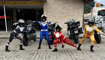 Amigas da Serra e de Aracruz, no Espírito Santo vestidas de 'Power Rangers' viajam de moto pelo Brasil