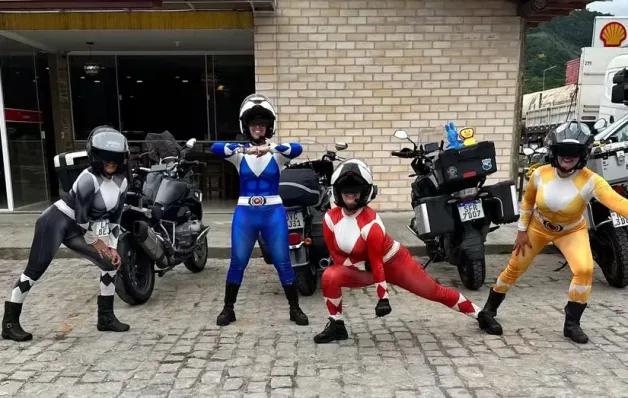 Amigas da Serra e de Aracruz, no Espírito Santo vestidas de 'Power Rangers' viajam de moto pelo Brasil