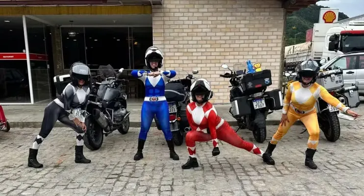 Amigas da Serra e de Aracruz, no Espírito Santo vestidas de 'Power Rangers' viajam de moto pelo Brasil