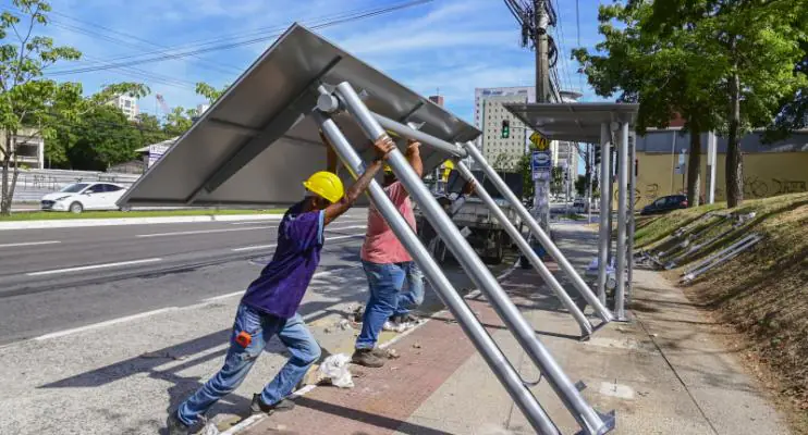 Vitória segue com a instalação dos novos abrigos de ônibus
