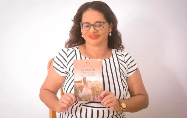 Ana Cristina faz lançamento do seu livro, O Amor é Mais Forte que a Morte
