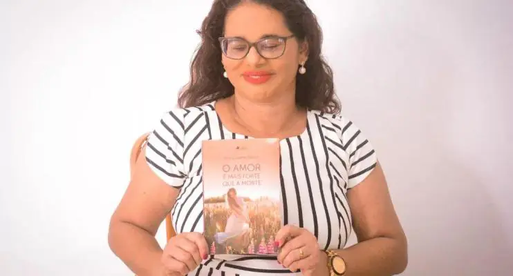 Ana Cristina faz lançamento do seu livro, O Amor é Mais Forte que a Morte