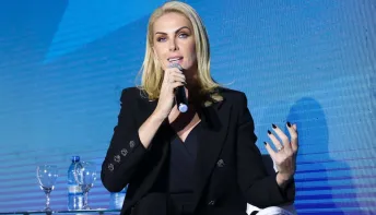Ana Hickmann chora em live ao falar sobre violência doméstica: 'Se protejam'
