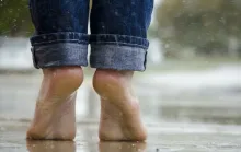 Andar descalço no inverno faz mal? Entenda o que aumenta o risco de gripe