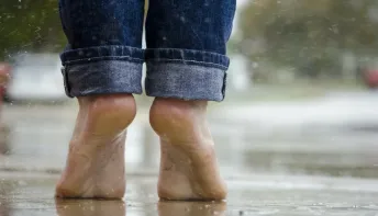 Andar descalço no inverno faz mal? Entenda o que aumenta o risco de gripe