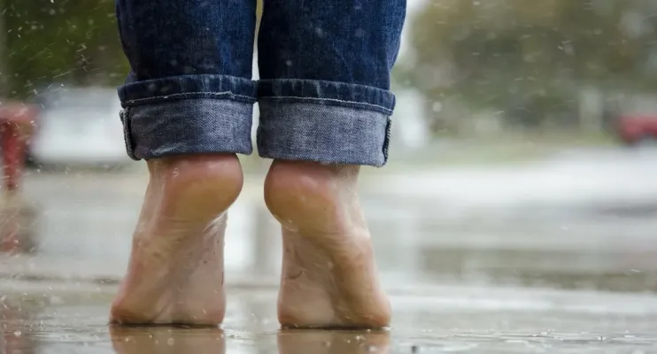 Andar descalço no inverno faz mal? Entenda o que aumenta o risco de gripe