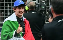Antonelli supera Hamilton e vence sprint na Inglaterra pela F1 2026