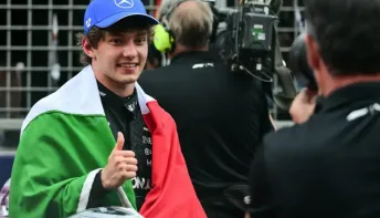 Antonelli supera Hamilton e vence sprint na Inglaterra pela F1 2026