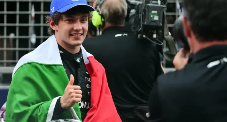 Antonelli supera Hamilton e vence sprint na Inglaterra pela F1 2026