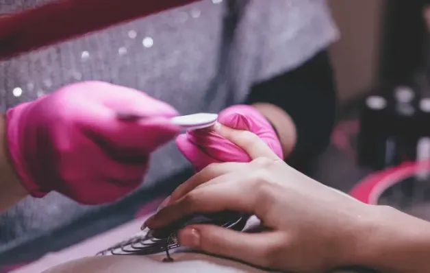 Anvisa proíbe duas substâncias utilizadas em produtos para unhas; veja quais