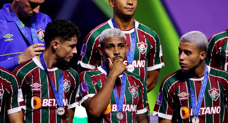 Apesar da goleada na final, Fluminense retorna do Mundial com apoio da torcida e moral elevado