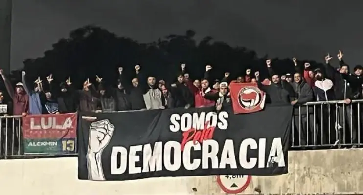 Após chegada de corintianos, bolsonaristas fogem e liberam trecho da Marginal Tietê