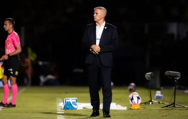 Após goleada, Crespo evita política no São Paulo, mas admite cenário “muito difícil”