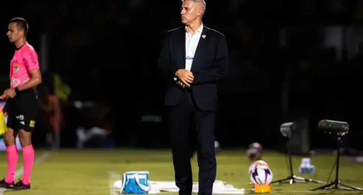 Após goleada, Crespo evita política no São Paulo, mas admite cenário “muito difícil”