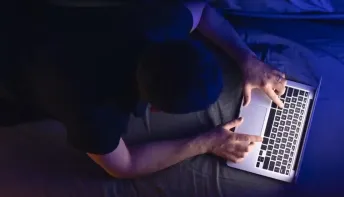 Após influenciador falar sobre vício em pornô, veja 10 sinais do quadro que afeta 3% dos adultos