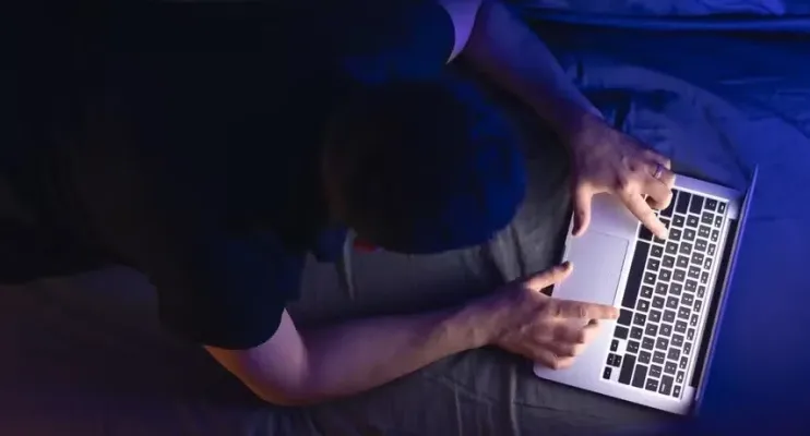 Após influenciador falar sobre vício em pornô, veja 10 sinais do quadro que afeta 3% dos adultos
